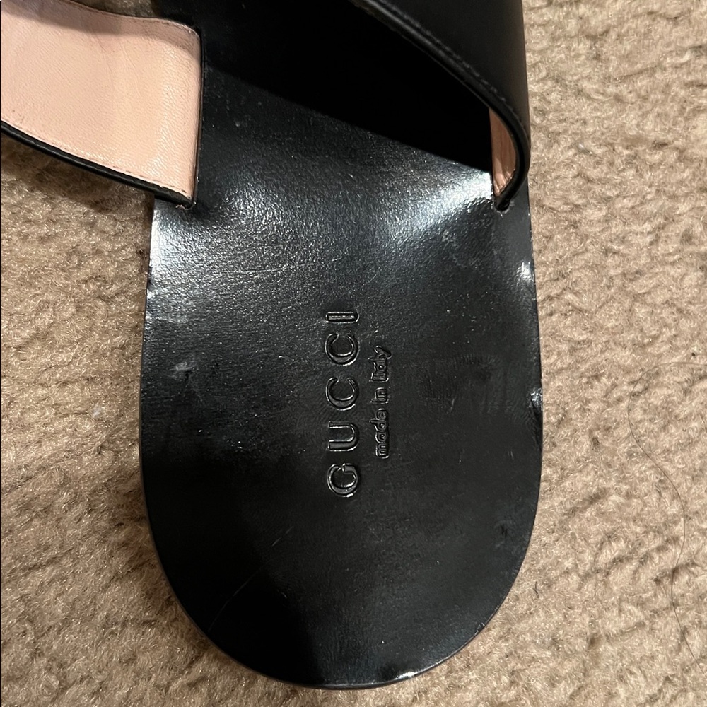 Gucci Black Sandals with Gold Logo - Picture 10 of 10